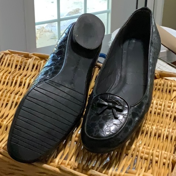 Item 7 Nice Stuart Weitzman 1/2inch leather pumps. - Picture 2 of 4